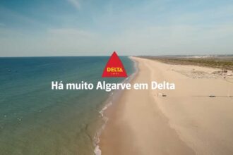Marca reforça a ligação ao Algarve com uma campanha que destaca pessoas, ofícios, tradições e a identidade da região através de histórias reais.