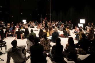 Escola Verão Azul regressa a Faro com sete dias de formação artística, quatro workshops e propostas que cruzam performance, voz, corpo e artes visuais.