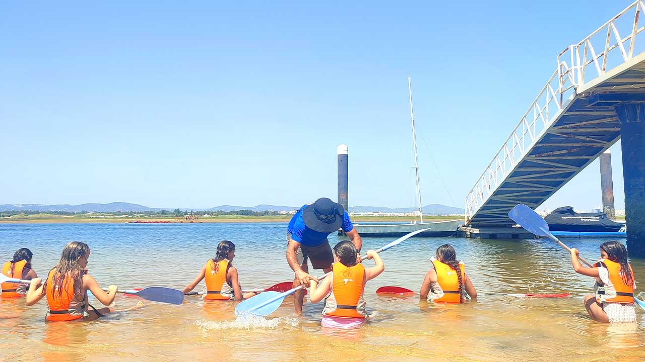 «Saber Navegar» levou mais de 500 alunos de Faro à canoagem, com sessões nas escolas e atividades práticas na Ria Formosa.