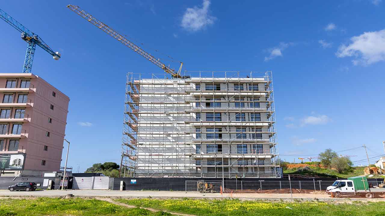 A cidade expande-se com novos bairros, nomes em inglês e casas de preços elevados. Que Faro está a nascer nas suas periferias — e quem poderá habitá-lo?