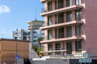 A cidade expande-se com novos bairros, nomes em inglês e casas de preços elevados. Que Faro está a nascer nas suas periferias — e quem poderá habitá-lo?