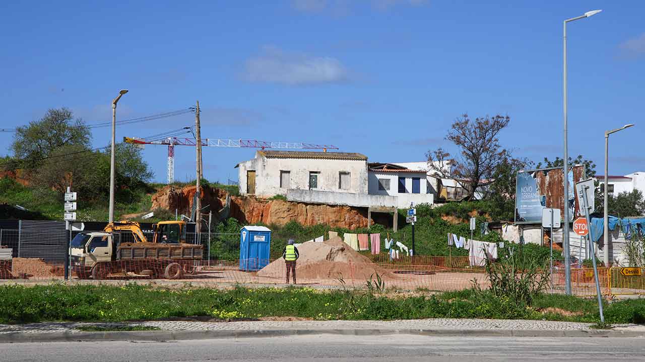 A cidade expande-se com novos bairros, nomes em inglês e casas de preços elevados. Que Faro está a nascer nas suas periferias — e quem poderá habitá-lo?