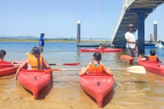 «Saber Navegar» levou mais de 500 alunos de Faro à canoagem, com sessões nas escolas e atividades práticas na Ria Formosa.