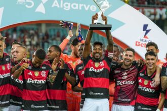 Casa cheia no Estádio Algarve para assistir à vitória do Flamengo sobre o Benfica por 2-1.