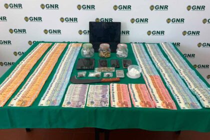 Material apreendido pela GNR em operação de tráfico de droga em Albufeira.