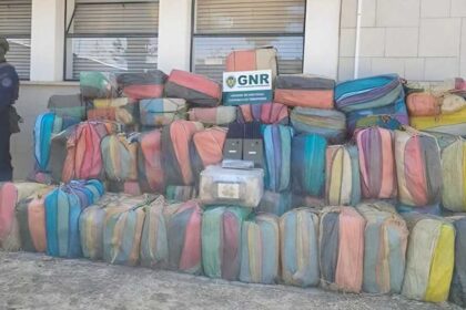 Uma embarcação suspeita levou a GNR até um carregamento de 3,1 toneladas de cocaína abandonado numa praia de Olhão.