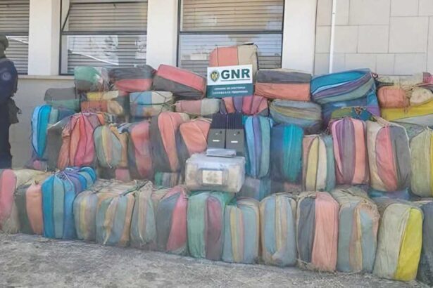 Uma embarcação suspeita levou a GNR até um carregamento de 3,1 toneladas de cocaína abandonado numa praia de Olhão.