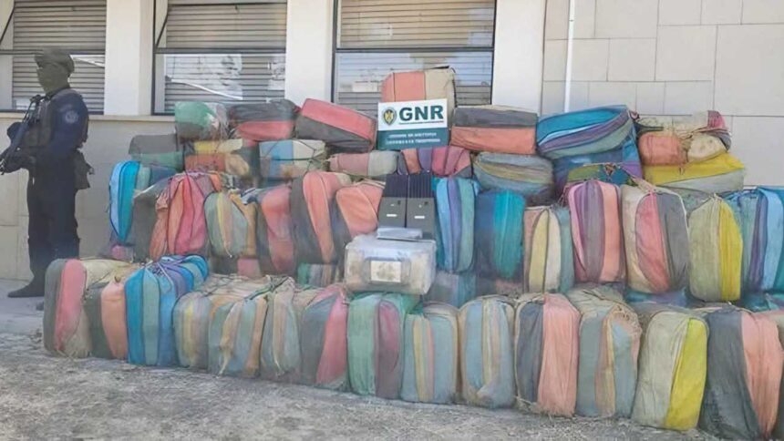 Uma embarcação suspeita levou a GNR até um carregamento de 3,1 toneladas de cocaína abandonado numa praia de Olhão.