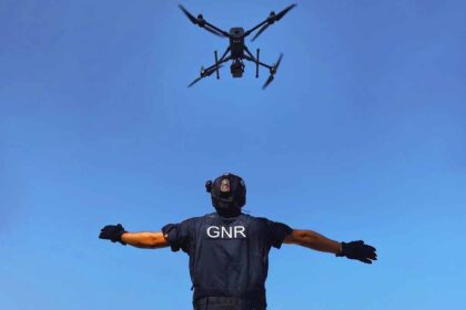 A GNR mobilizou até 350 patrulhas por dia e reforçou a vigilância com drones e videovigilância para prevenir incêndios.