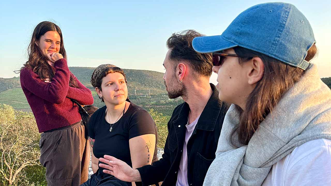 Nova exposição da Alfaia cruza memes e tempo geológico em Loulé.