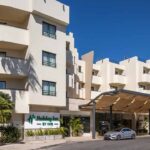 Holiday Inn Algarve Albufeira comemora um ano com piscina aquecida, Flash Sale e ofertas especiais em julho.
