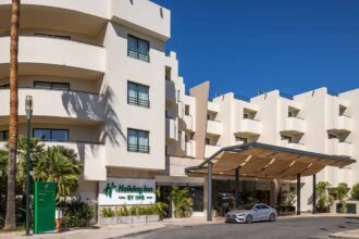 Holiday Inn Algarve Albufeira comemora um ano com piscina aquecida, Flash Sale e ofertas especiais em julho.