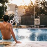 Holiday Inn Algarve Albufeira comemora um ano com piscina aquecida, Flash Sale e ofertas especiais em julho.