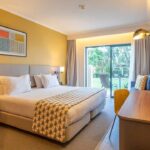 Holiday Inn Algarve Albufeira comemora um ano com piscina aquecida, Flash Sale e ofertas especiais em julho.