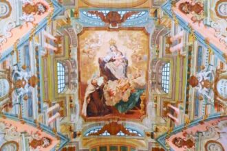 Tavira revela o património rococó da Igreja do Carmo numa visita orientada que destaca a pintura e um dos poucos tetos em perspetiva existentes no Algarve.