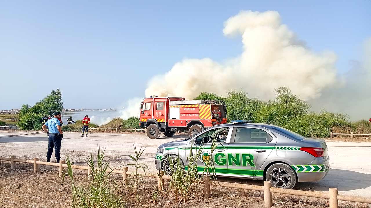 O fogo mobilizou 24 operacionais e oito veículos.