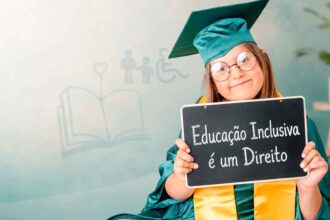 Incluir não é apenas garantir a presença de uma criança na sala de aula. É criar condições para que possa comunicar, aprender, participar e desenvolver autonomia, sem transferir para as famílias as responsabilidades do Estado nem aceitar que os direitos variem de território para território.