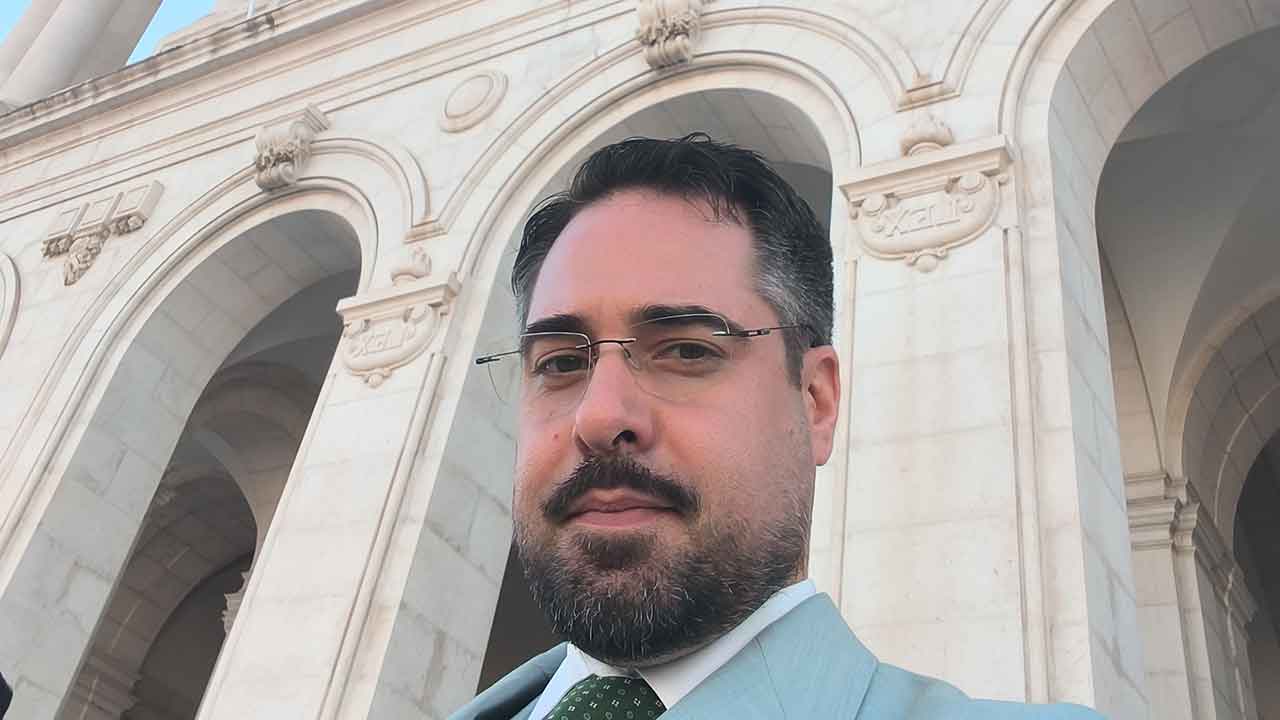 Incluir não é apenas garantir a presença de uma criança na sala de aula. É criar condições para que possa comunicar, aprender, participar e desenvolver autonomia, sem transferir para as famílias as responsabilidades do Estado nem aceitar que os direitos variem de território para território.