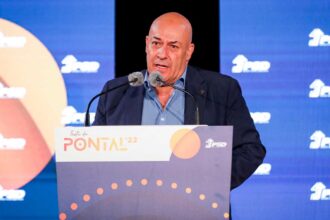 José Mendes Bota é distinguido pelo PSD Algarve após quase cinco décadas de militância, oito mandatos distritais e 24 anos de representação parlamentar.