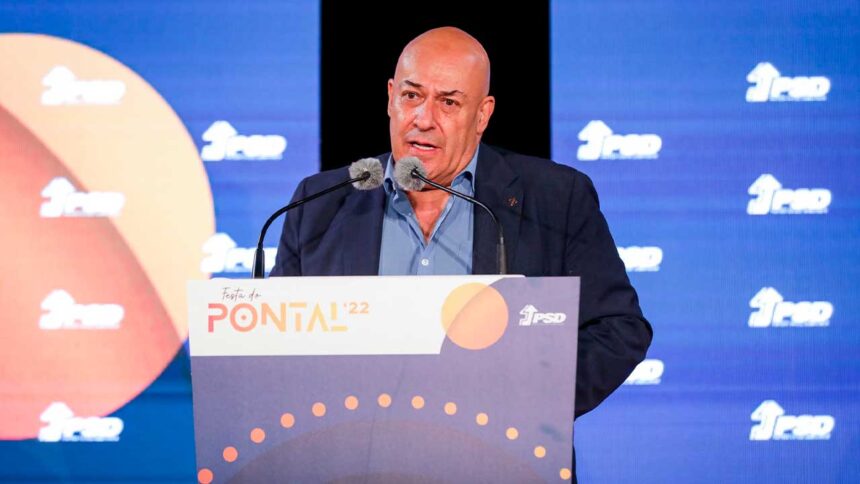 José Mendes Bota é distinguido pelo PSD Algarve após quase cinco décadas de militância, oito mandatos distritais e 24 anos de representação parlamentar.