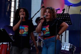 Lagos Music Summer Camp termina com jovens músicos no palco principal do LAGOS MMFEST’26, após cinco dias de formação intensiva. Durante cinco dias, os participantes terão aulas de instrumento, ensaios de combo, improvisação, workshops e masterclasses, num programa orientado para a criação artística, a experimentação musical e a performance ao vivo. A edição de 2026 reúne músicos e docentes com experiência nacional e internacional, nas áreas da voz, saxofone, guitarra, piano, baixo, contrabaixo, trompete, trombone e bateria. Entre os formadores estão Marta Rodrigues, Lucas Hardy, Cátia Ribeiro, Ana Albino, Léo Vrillaud, Francisco Nogueira, Néstor Díaz e Sebastião Bergmann. O programa inclui ainda masterclasses dedicadas à introdução ao DJing, às redes sociais como portefólio artístico e aos fundamentos de ritmo e harmonia. A inscrição inclui alojamento na EB 2,3 Tecnopolis, em Lagos, refeições durante o período do Summer Camp, transporte para os locais dos concertos e participação no concerto final integrado no LAGOS MMFEST’26. Os participantes terão também participação no concerto da Orquestra Ligeira de Lagos. As vagas são limitadas e as inscrições decorrem por ordem de receção até 1 de agosto. As informações estão disponíveis através do Instagram do LAGOS MMFEST e da página Linktree do festival.