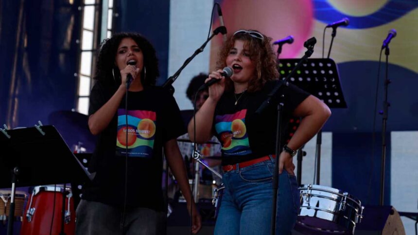 Lagos Music Summer Camp termina com jovens músicos no palco principal do LAGOS MMFEST’26, após cinco dias de formação intensiva. Durante cinco dias, os participantes terão aulas de instrumento, ensaios de combo, improvisação, workshops e masterclasses, num programa orientado para a criação artística, a experimentação musical e a performance ao vivo. A edição de 2026 reúne músicos e docentes com experiência nacional e internacional, nas áreas da voz, saxofone, guitarra, piano, baixo, contrabaixo, trompete, trombone e bateria. Entre os formadores estão Marta Rodrigues, Lucas Hardy, Cátia Ribeiro, Ana Albino, Léo Vrillaud, Francisco Nogueira, Néstor Díaz e Sebastião Bergmann. O programa inclui ainda masterclasses dedicadas à introdução ao DJing, às redes sociais como portefólio artístico e aos fundamentos de ritmo e harmonia. A inscrição inclui alojamento na EB 2,3 Tecnopolis, em Lagos, refeições durante o período do Summer Camp, transporte para os locais dos concertos e participação no concerto final integrado no LAGOS MMFEST’26. Os participantes terão também participação no concerto da Orquestra Ligeira de Lagos. As vagas são limitadas e as inscrições decorrem por ordem de receção até 1 de agosto. As informações estão disponíveis através do Instagram do LAGOS MMFEST e da página Linktree do festival.