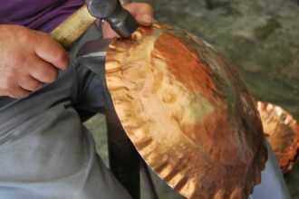 Loulé Criativo lança curso de caldeiraria artesanal para maiores de 18 anos, com 217 horas de formação prática em cobre e latão.