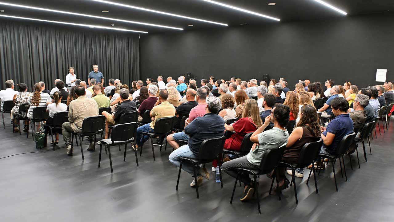 Município reuniu centenas de profissionais e anunciou ferramentas de inteligência artificial, alterações administrativas e reforço da cooperação para agilizar os licenciamentos.