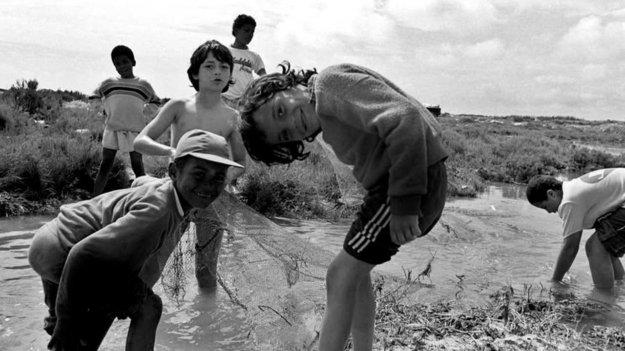 Luís Torres revisita cinco décadas de fotografia em Olhão numa exposição com imagens realizadas entre as décadas de 1970 e 1990.