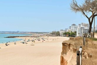 A APA avança com uma nova intervenção de alimentação artificial nas praias do Forte Novo e do Trafal, no concelho de Loulé.