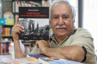 Marques Valentim apresenta em Portimão um livro com mais de 200 imagens sobre a passagem da ditadura à democracia.