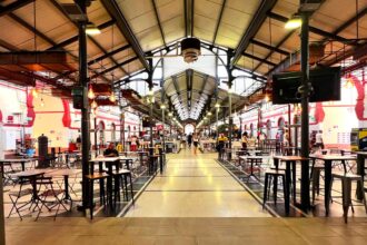 Mercado de Loulé recebe adeptos para ver Portugal-Espanha no Mundial, com ecrã instalado no espaço, animação com DJ e entrada livre entre as 19h00 e 22h30.