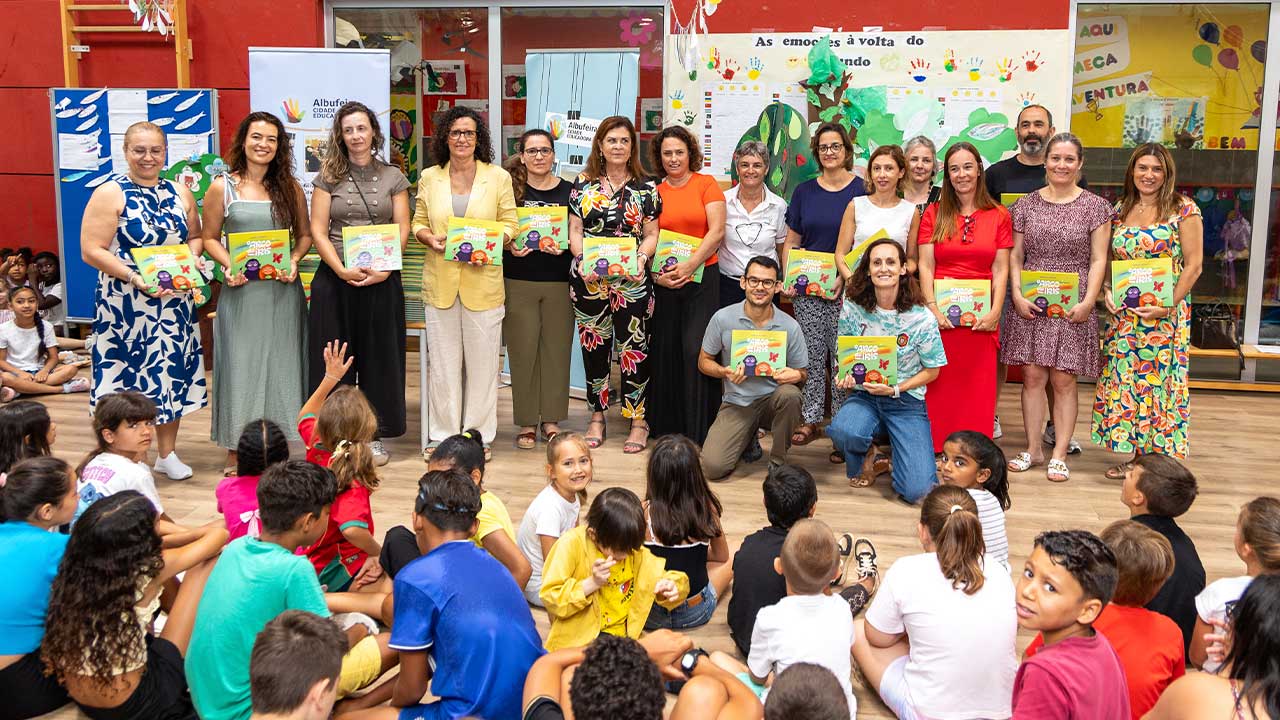Albufeira distribui 1.500 exemplares de «O Arco da Íris» e leva o projeto educativo a 67 turmas do 1.º ciclo.