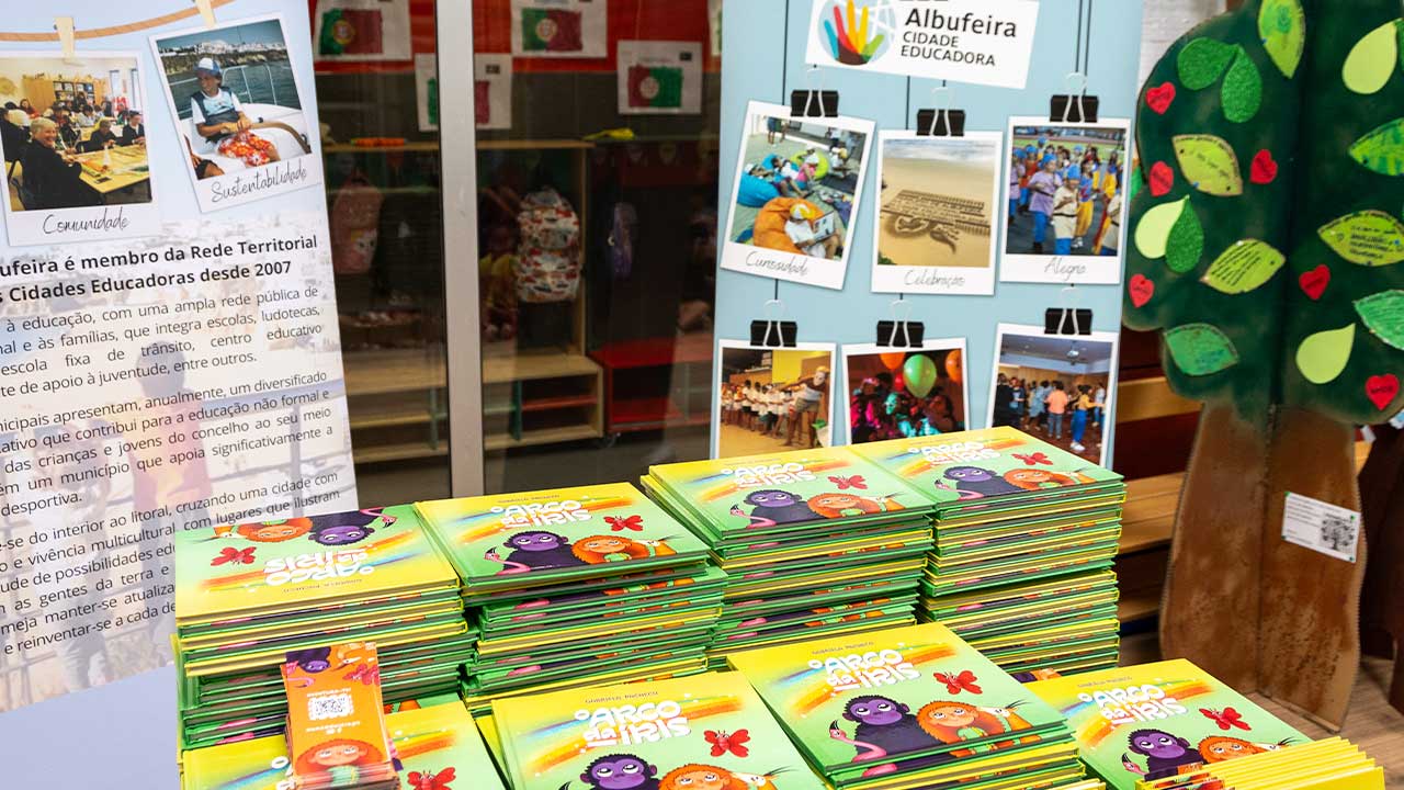 Albufeira distribui 1.500 exemplares de «O Arco da Íris» e leva o projeto educativo a 67 turmas do 1.º ciclo.