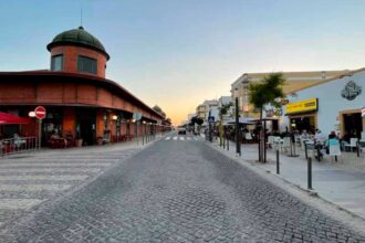 Olhão corta trânsito na Avenida 5 de Outubro ao fim de semana, entre 19h00 e 00h00, para criar uma zona pedonal na baixa da cidade.