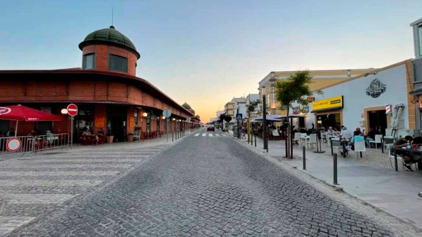 Olhão corta trânsito na Avenida 5 de Outubro ao fim de semana, entre 19h00 e 00h00, para criar uma zona pedonal na baixa da cidade.