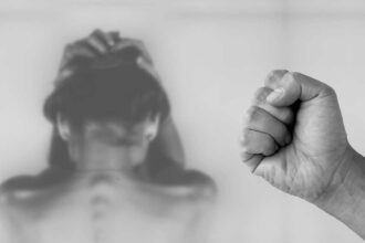 Violência doméstica marcou durante anos a relação entre mãe e filha. A suspeita estava fugida da cadeia quando foi detida pela PJ em Olhão.