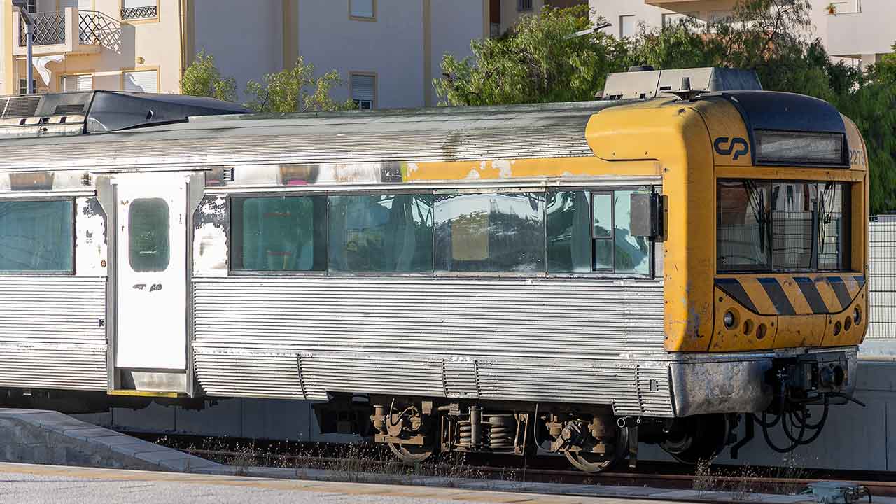 Comboios elétricos já aumentam a oferta regional no Algarve em 18%. O PSD saúda o avanço, mas reclama ligações ao aeroporto e a Espanha.