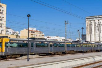 Comboios elétricos já aumentam a oferta regional no Algarve em 18%. O PSD saúda o avanço, mas reclama ligações ao aeroporto e a Espanha.