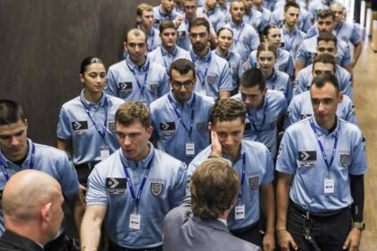 Mais agentes da PSP chegam aos aeroportos para reforçar o controlo de fronteiras.