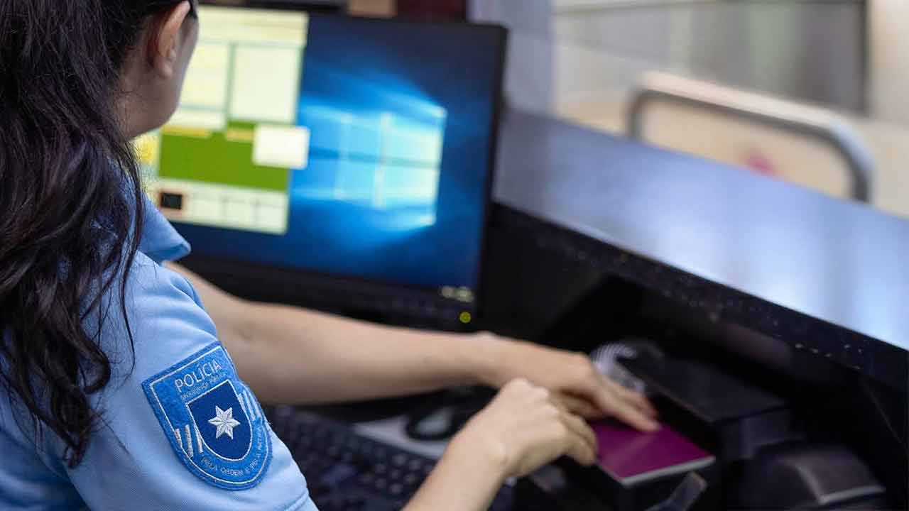 O reforço da PSP no aeroporto de Faro pretende reduzir filas e agilizar o controlo de passageiros vindos de fora do espaço Schengen.