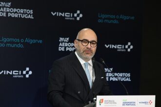 Pinto Luz agradece a Luís Neves por melhoria no aeroporto de Lisboa.
