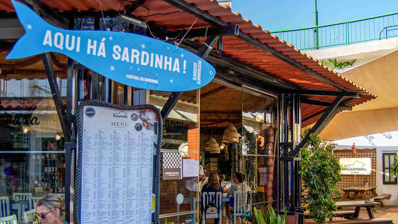 Festival da Sardinha convida restaurantes de Portimão a aderirem à 30.ª edição, levando o «Prato Festival» e a tradição da sardinha assada a toda a cidade.