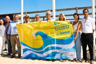 Praia de Monte Gordo hasteou a Bandeira Qualidade de Ouro 2026 da Quercus e integra as cinco zonas balneares galardoadas em Vila Real de Santo António.