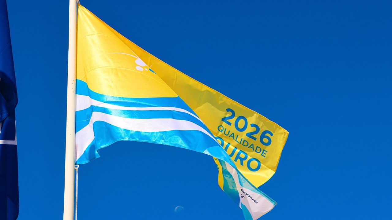 Praia de Monte Gordo hasteou a Bandeira Qualidade de Ouro 2026 da Quercus e integra as cinco zonas balneares galardoadas em Vila Real de Santo António.