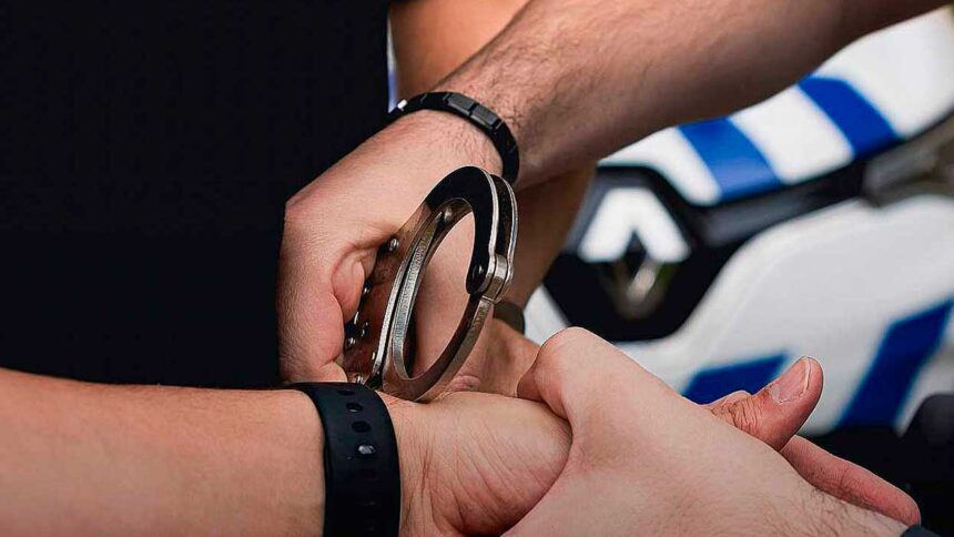 Roubo violento em Faro envolveu uma bolsa com 530 euros e leva suspeito a prisão preventiva após investigação.