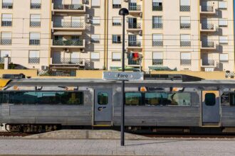 Partido considera positiva a eletrificação da ferrovia, mas defende que o Algarve devia receber material circulante novo.