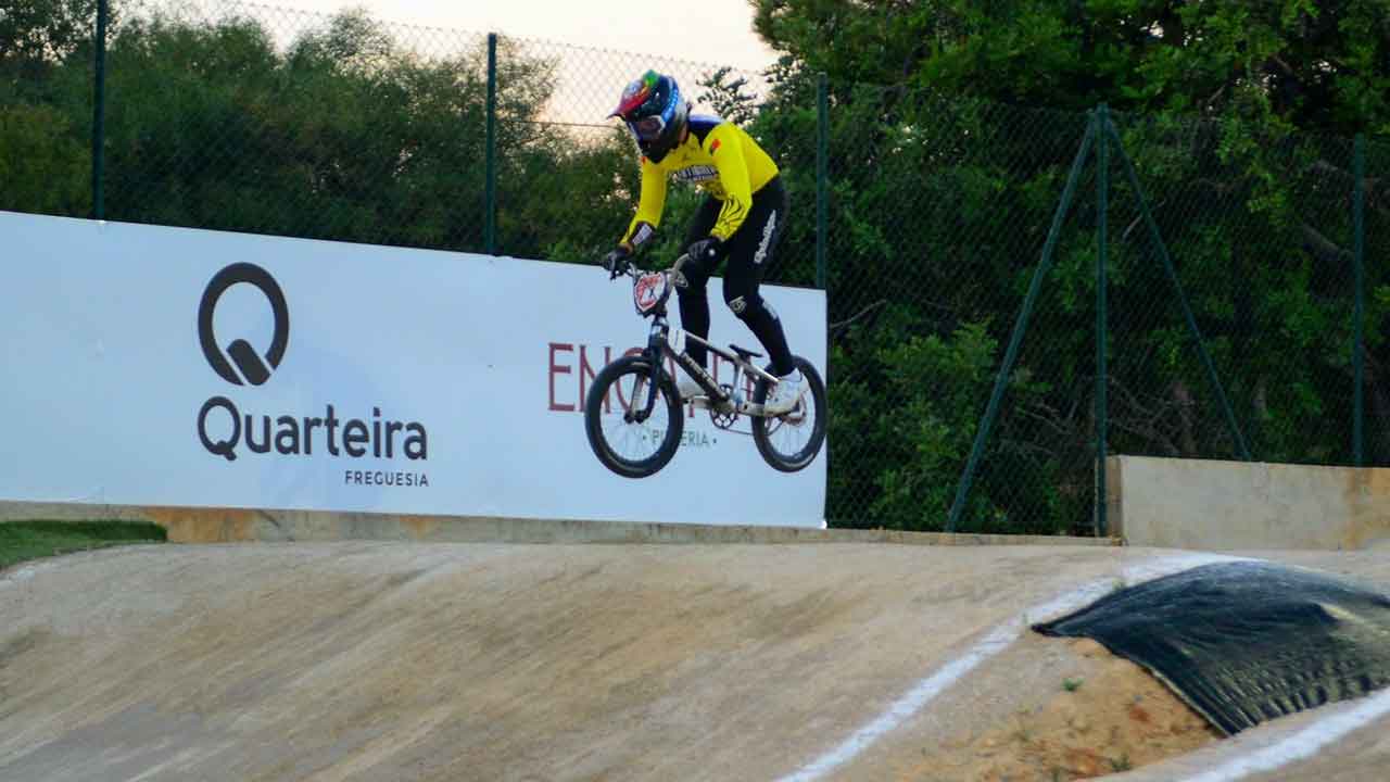 Renato da Silva confirma favoritismo no Nacional de BMX em Quarteira.