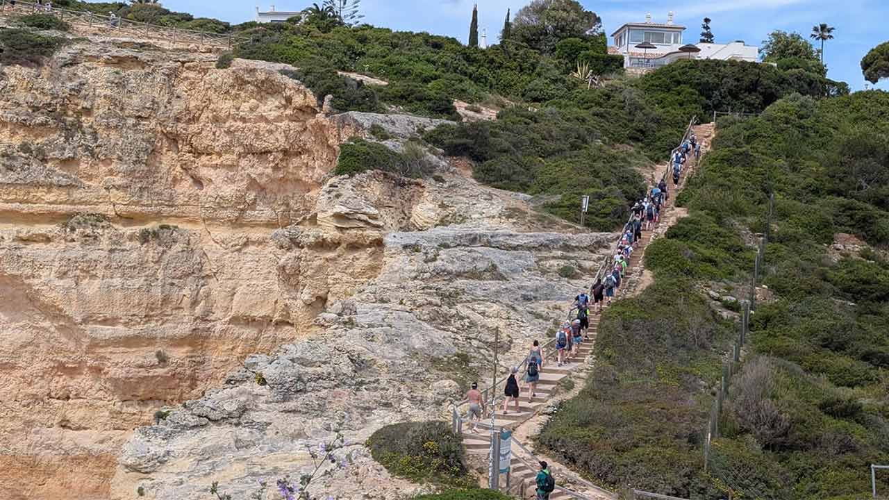 Sete Vales Suspensos enfrentam sobrelotação, lixo e erosão, alertam empresas de animação turística e guias.