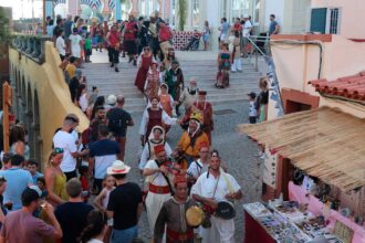Feira Medieval de Silves procura jovens voluntários, a partir dos 15 anos, para integrar a equipa de apoio e acompanhar os bastidores do evento local.